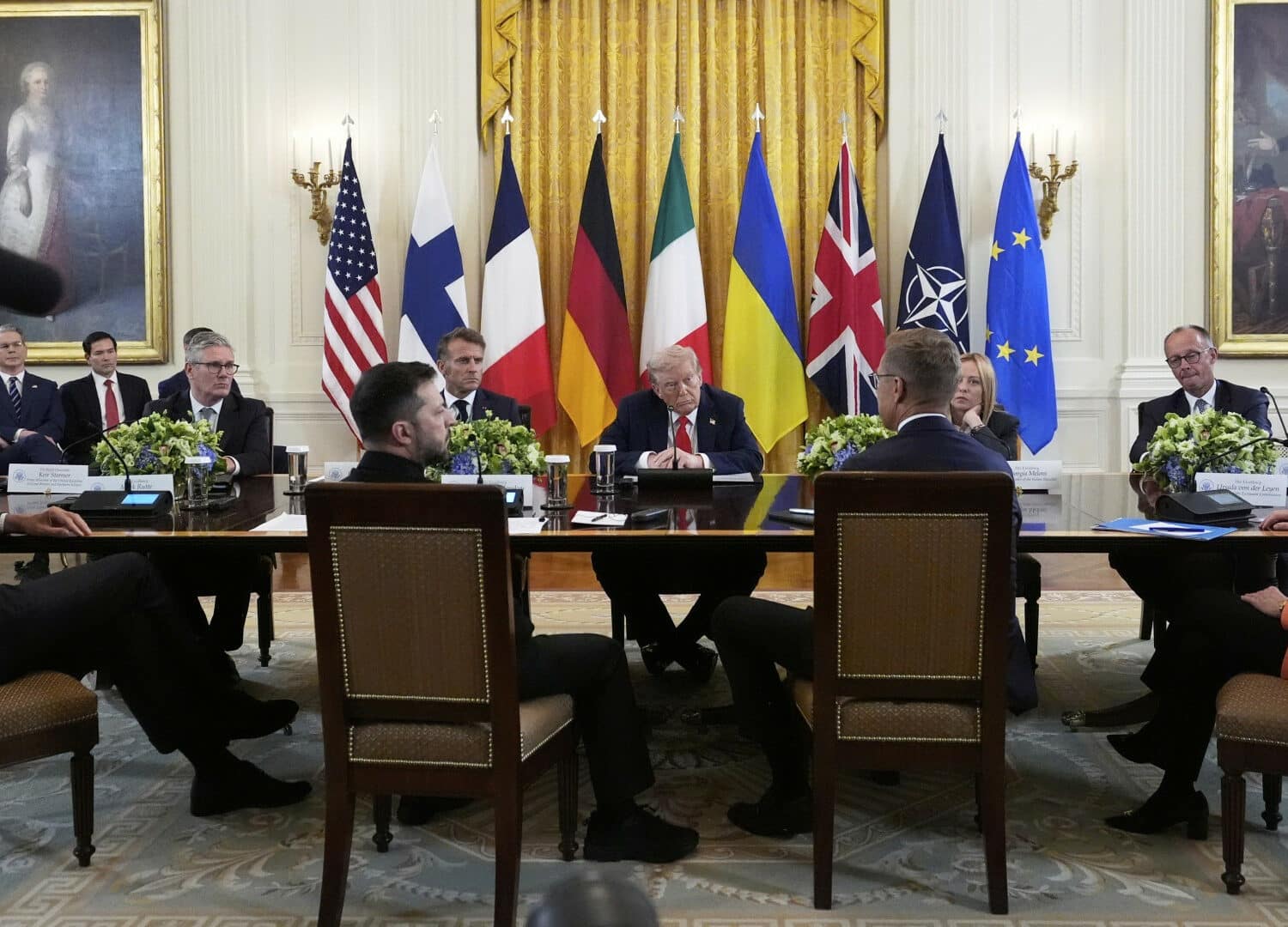Vertice alla Casa Bianca sull’Ucraina: Trump, Zelensky e i leader europei verso un trilaterale con Putin